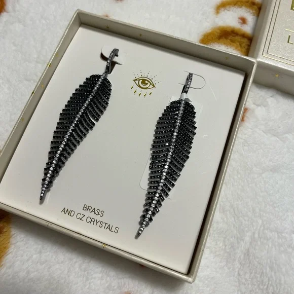 Black Feather Earrings NWT - Picture 2 of 4